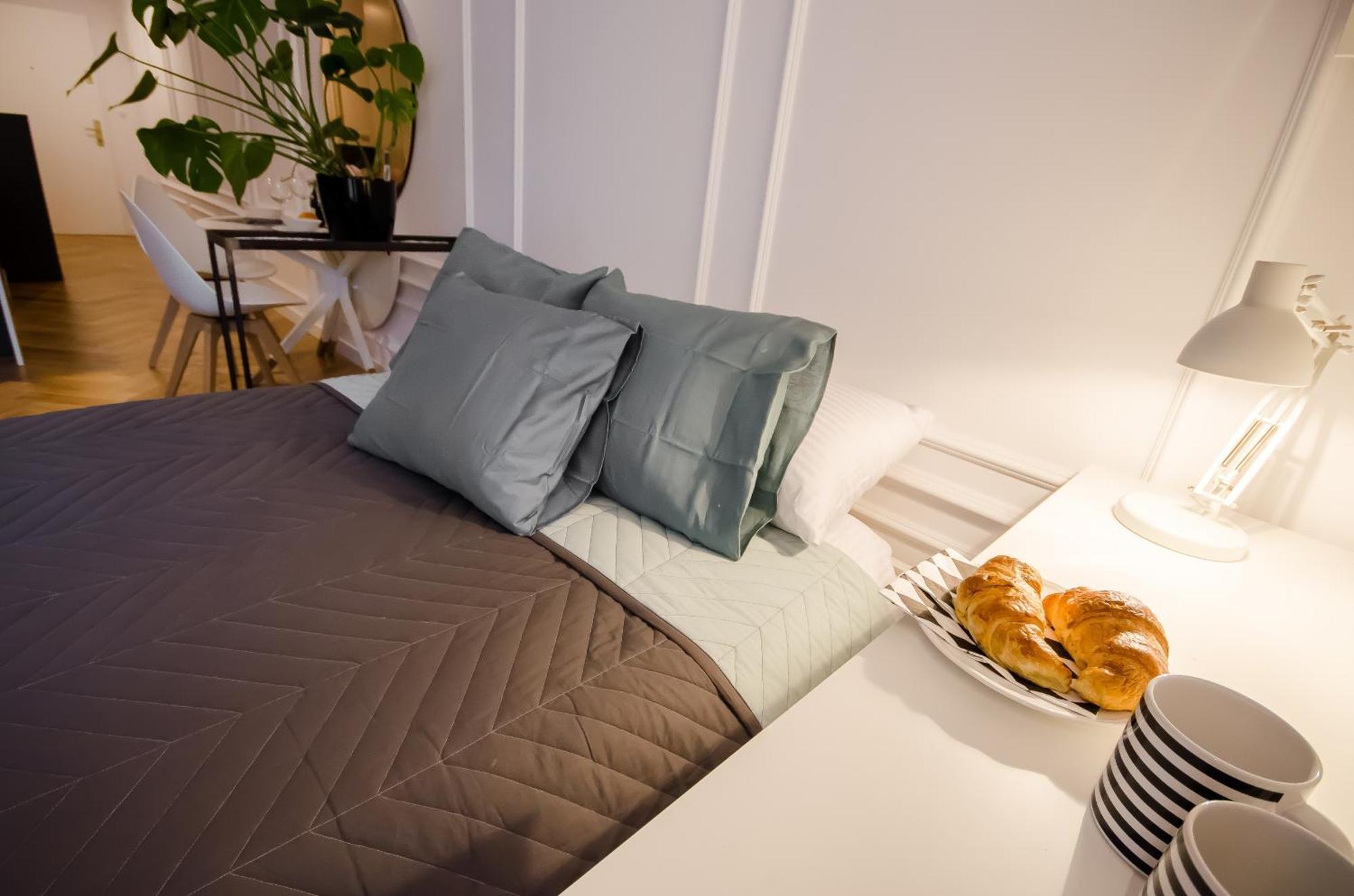 Old Town Premium Queen'S Apartments Krakow Room photo